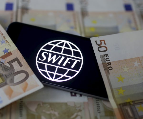 «Тинькофф» ограничивает входящие SWIFT-переводы $ и €