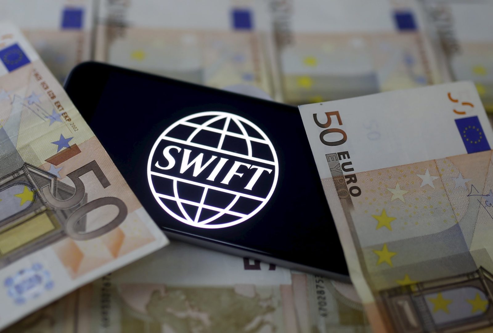 «Тинькофф» ограничивает входящие SWIFT-переводы $ и €